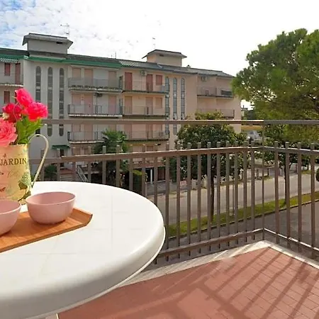 호텔 Adorable Flat 350m From The 3*